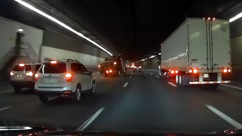 Φορτηγό ανατρέπεται μέσα σε τούνελ